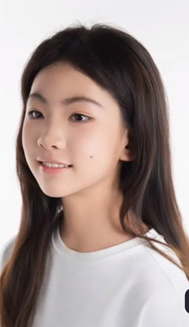 王小骞谭江海为女儿庆生,12岁早早露脸,五官清秀越长越漂亮了(组图) - 7