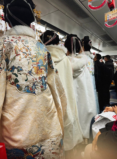 上海地铁穿汉服搭车被拒！女子吐槽：“我们是中国人又不是日本人”引发热议（视频/组图） - 4
