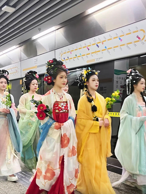 上海地铁穿汉服搭车被拒！女子吐槽：“我们是中国人又不是日本人”引发热议（视频/组图） - 5