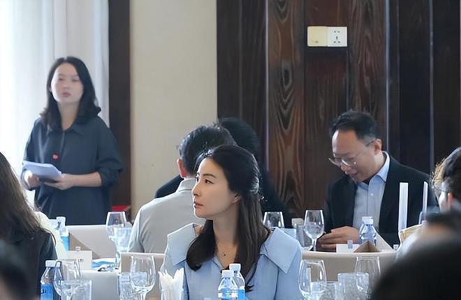 郭晶晶担任广州南沙文化会副会长，穿西装戴眼镜，优雅又知性（组图） - 4