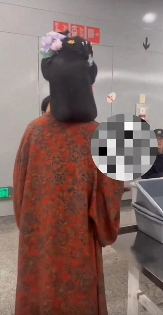 上海地铁穿汉服搭车被拒！女子吐槽：“我们是中国人又不是日本人”引发热议（视频/组图） - 3