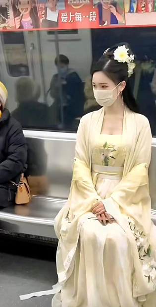 上海地铁穿汉服搭车被拒！女子吐槽：“我们是中国人又不是日本人”引发热议（视频/组图） - 10