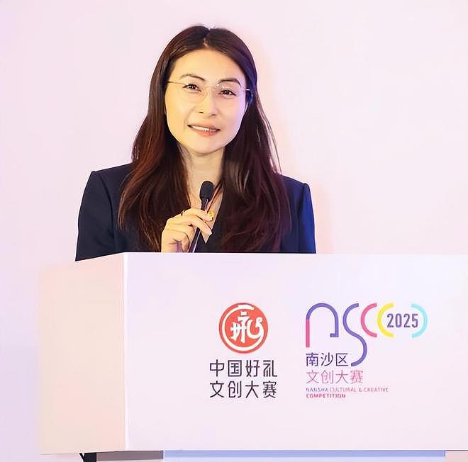 郭晶晶担任广州南沙文化会副会长，穿西装戴眼镜，优雅又知性（组图） - 3