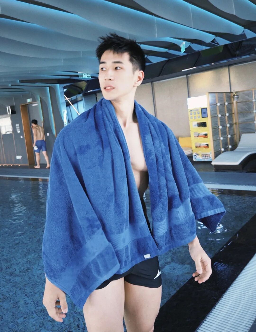 【帅哥】185白皮脂包肌健身猛男,粗腿大包超诱人....(组图) - 3