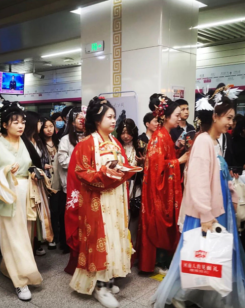 上海地铁穿汉服搭车被拒！女子吐槽：“我们是中国人又不是日本人”引发热议（视频/组图） - 6