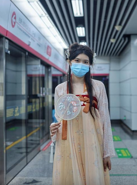 上海地铁穿汉服搭车被拒！女子吐槽：“我们是中国人又不是日本人”引发热议（视频/组图） - 9