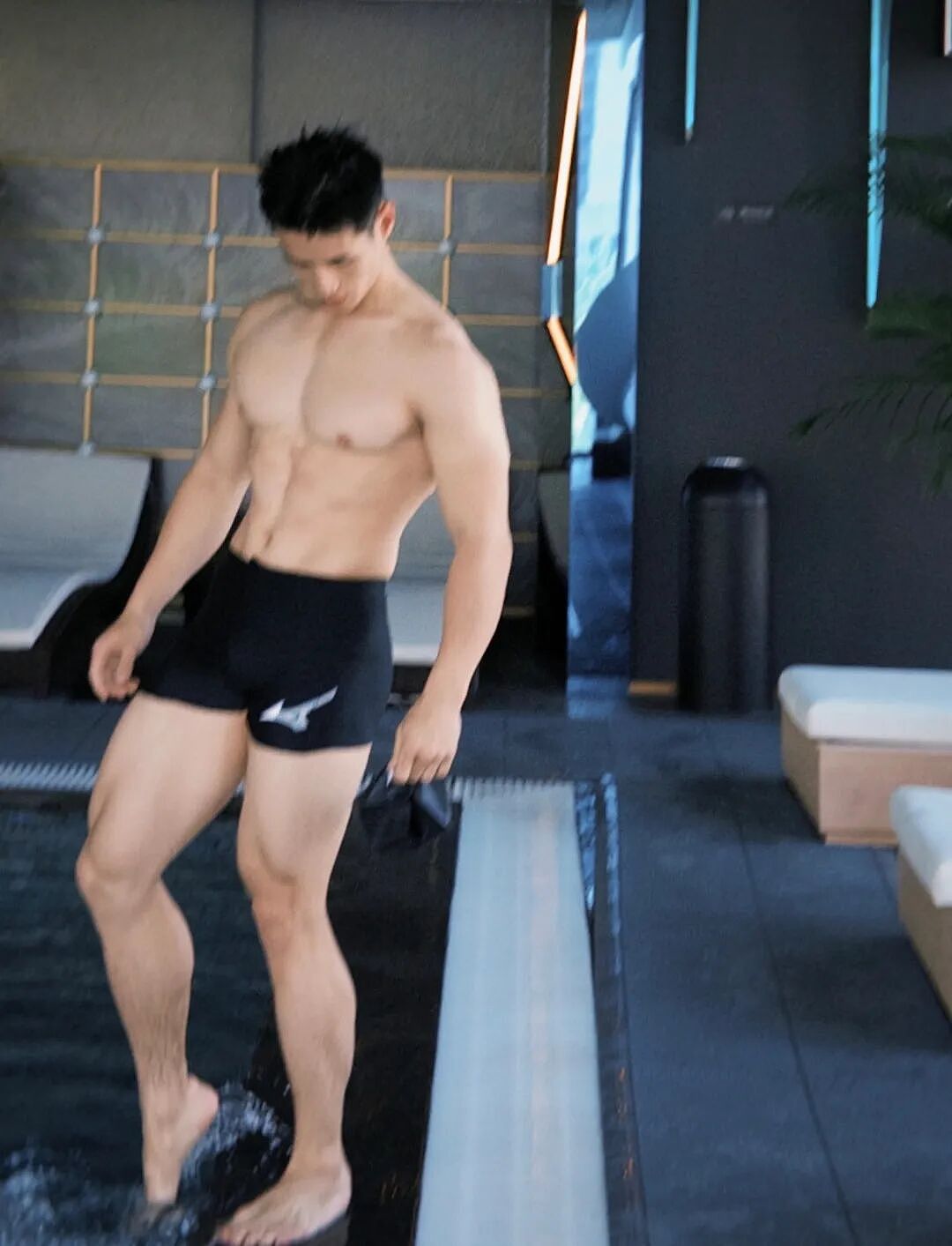 【帅哥】185白皮脂包肌健身猛男,粗腿大包超诱人....(组图) - 7