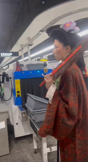 上海地铁穿汉服搭车被拒！女子吐槽：“我们是中国人又不是日本人”引发热议（视频/组图） - 1