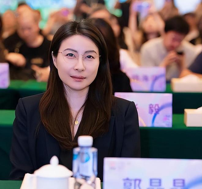 郭晶晶担任广州南沙文化会副会长，穿西装戴眼镜，优雅又知性（组图） - 1
