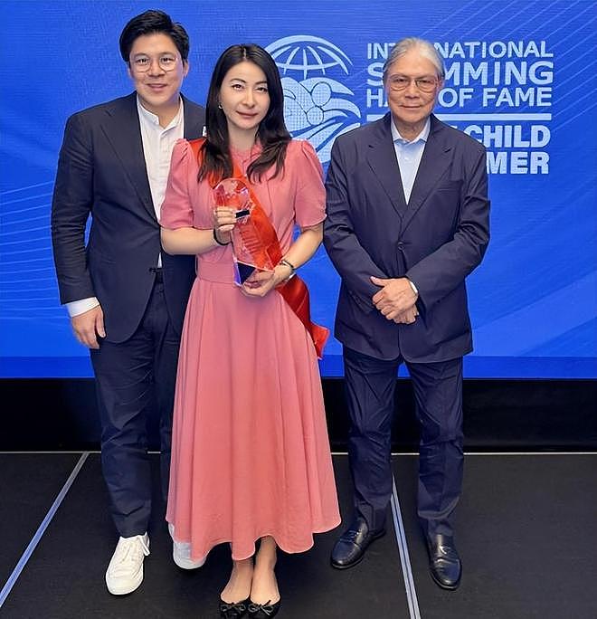 郭晶晶担任广州南沙文化会副会长，穿西装戴眼镜，优雅又知性（组图） - 15