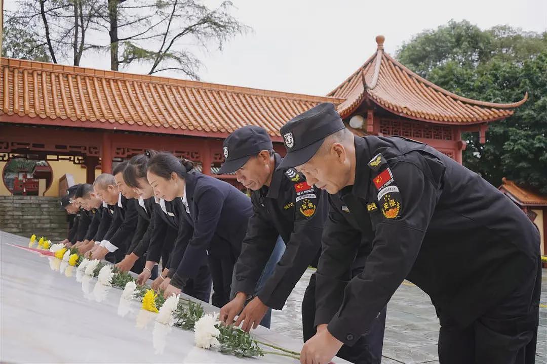【情感】21岁黄继光牺牲后，母亲又将次子送上朝鲜战场，归国前带回一捧英雄鲜血浸染的泥土（组图） - 21