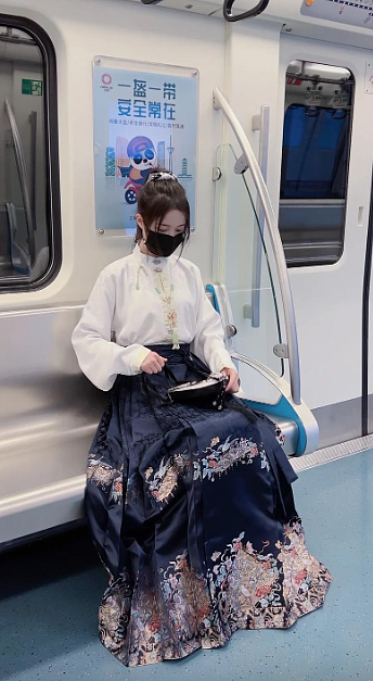 上海地铁穿汉服搭车被拒！女子吐槽：“我们是中国人又不是日本人”引发热议（视频/组图） - 8