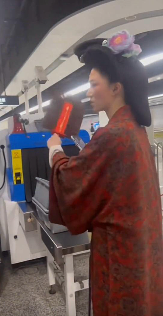 上海地铁穿汉服搭车被拒！女子吐槽：“我们是中国人又不是日本人”引发热议（视频/组图） - 2