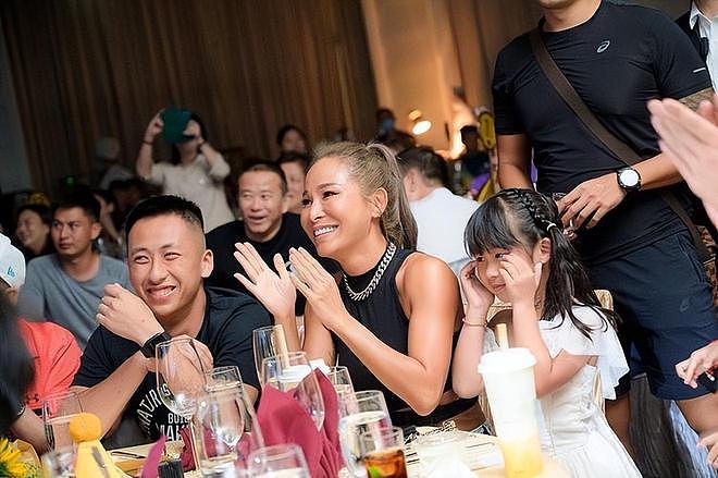 洗米华老婆回澳门,戴大金项链C位庆生,合影尽显奢华富贵(组图) - 7