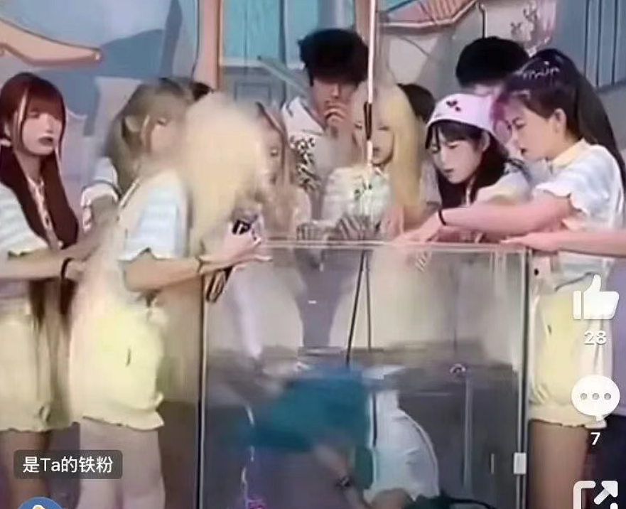 直播把未成年女生6次摁进鱼缸画面好残忍！快手又一精神小妹网红被封禁（视频/组图） - 10