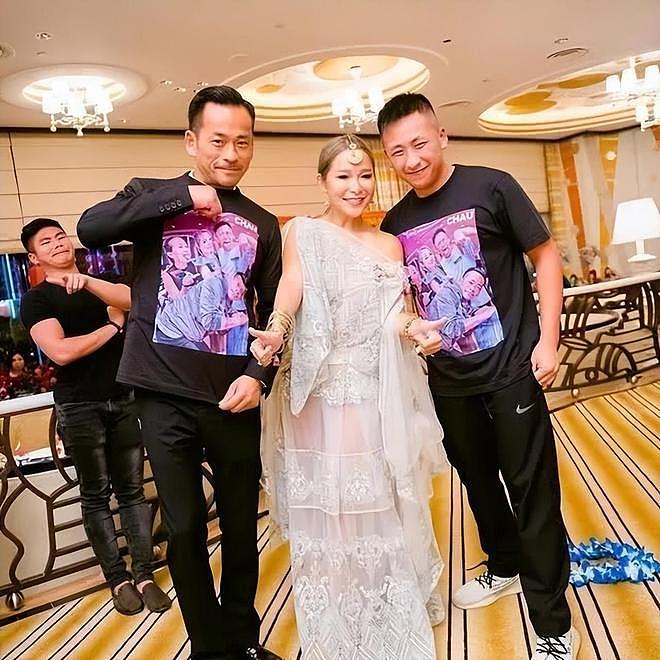 洗米华老婆回澳门,戴大金项链C位庆生,合影尽显奢华富贵(组图) - 8
