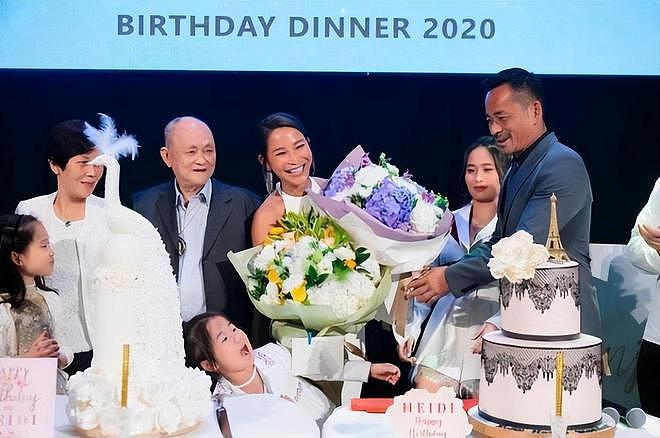 洗米华老婆回澳门,戴大金项链C位庆生,合影尽显奢华富贵(组图) - 12
