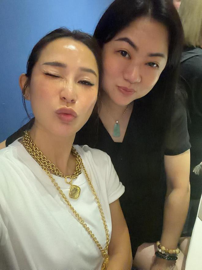 洗米华老婆回澳门,戴大金项链C位庆生,合影尽显奢华富贵(组图) - 4