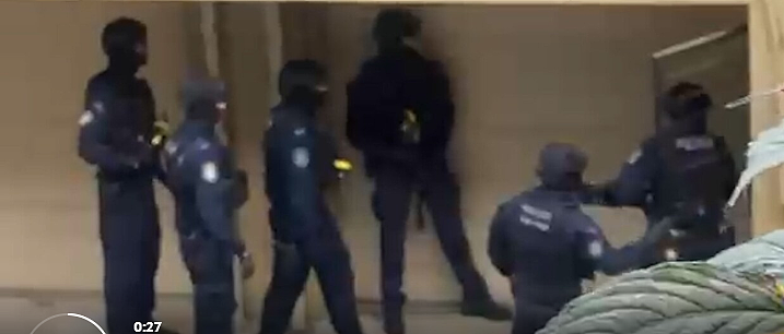 太炸裂！澳洲女秘书狂刷知名富豪黑卡，豪花$100万，现实版“寄生上流”（组图） - 1