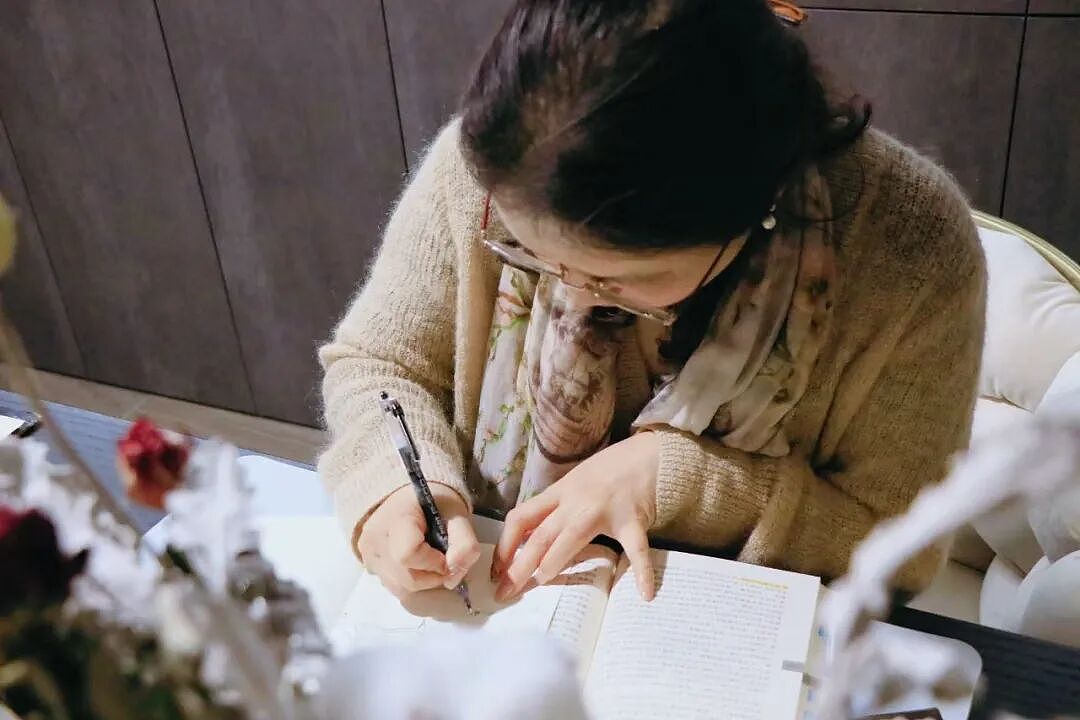 【情感】妈妈们的读书群:不聊老公不聊娃,找回鲜活的自己(组图) - 6