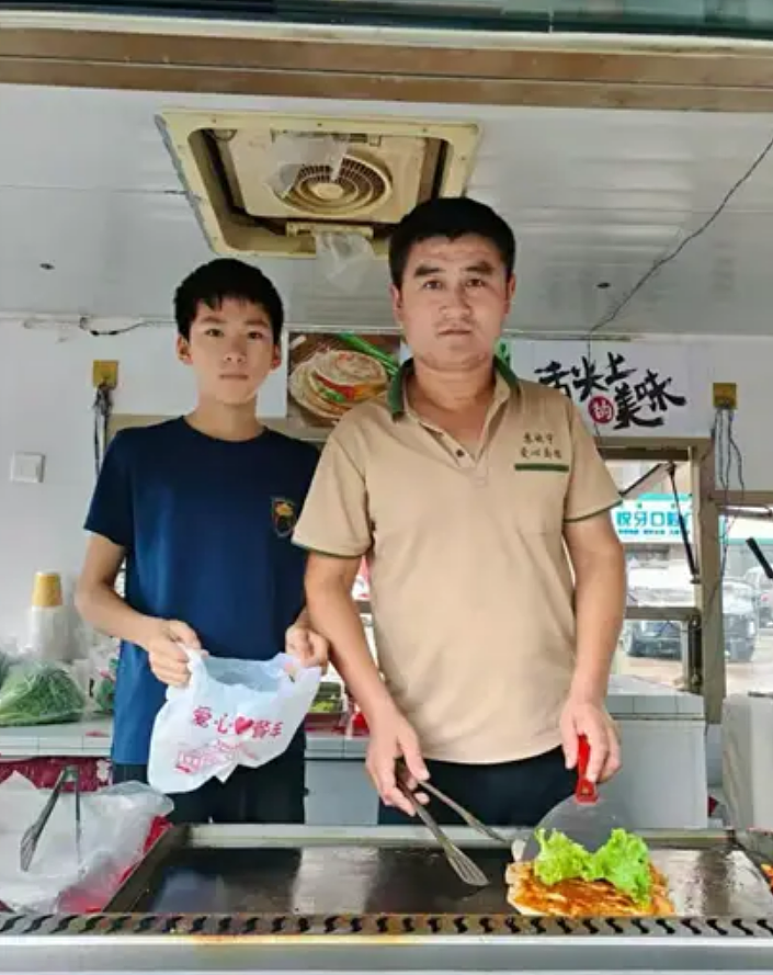 【情感】残疾大叔为亡妻重开面馆，吴克群捐款18万，还有一座城也来相助......（组图） - 7