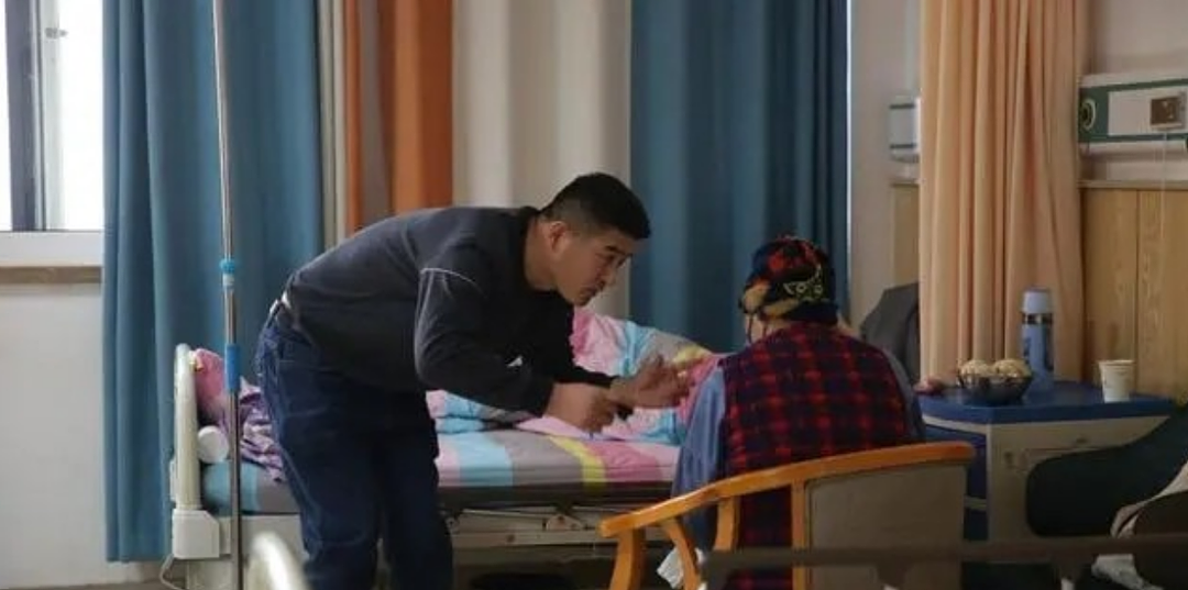 【情感】残疾大叔为亡妻重开面馆，吴克群捐款18万，还有一座城也来相助......（组图） - 6