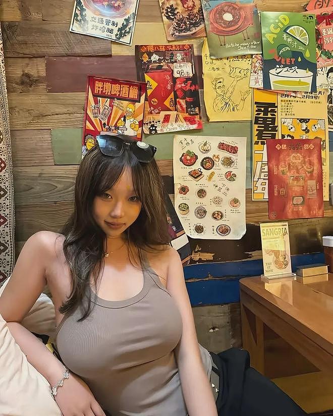 【美女】高颜值辣妹子，腰身纤细，波涛汹涌，丰满身材，极致腰臀比太迷人（组图） - 10
