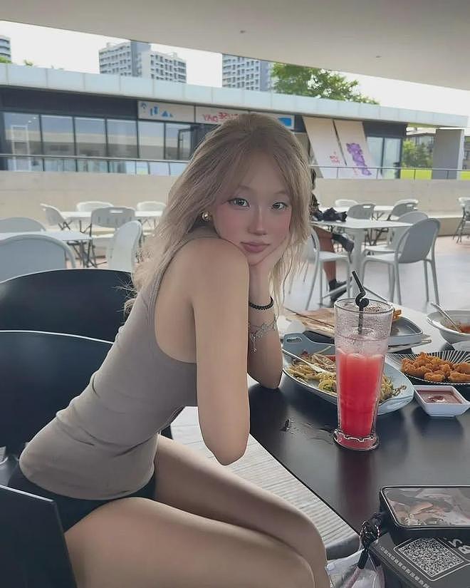 【美女】高颜值辣妹子，腰身纤细，波涛汹涌，丰满身材，极致腰臀比太迷人（组图） - 4
