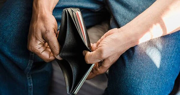 车边捡到￥300！男子以为赚到　打开车门崩溃：￥3.8万现金被偷光（图） - 1