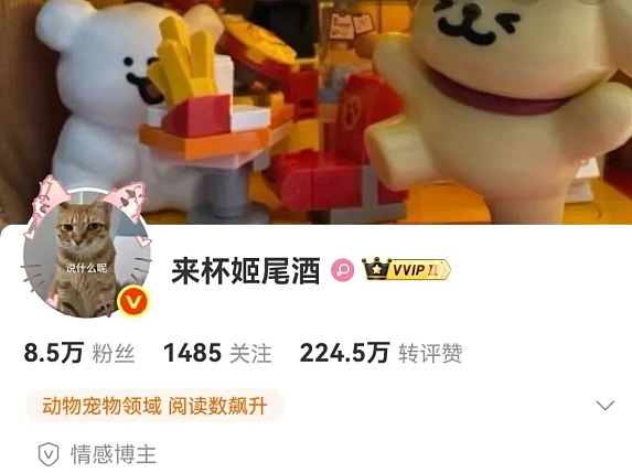 女生用饮料浇灭路人抽烟被扒衣“裸检”冲上热搜:微博自述经过评论区吵翻(组图) - 1