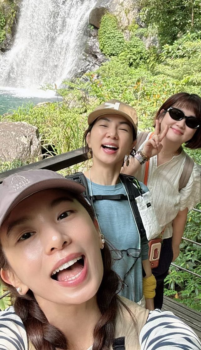 SHE合体爬山！Ella戴老花镜，田馥甄齿痕抢镜，任家萱手惹人心疼（组图） - 2