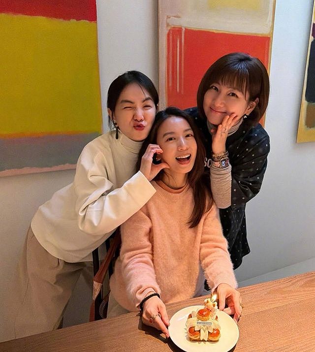 SHE合体爬山！Ella戴老花镜，田馥甄齿痕抢镜，任家萱手惹人心疼（组图） - 7