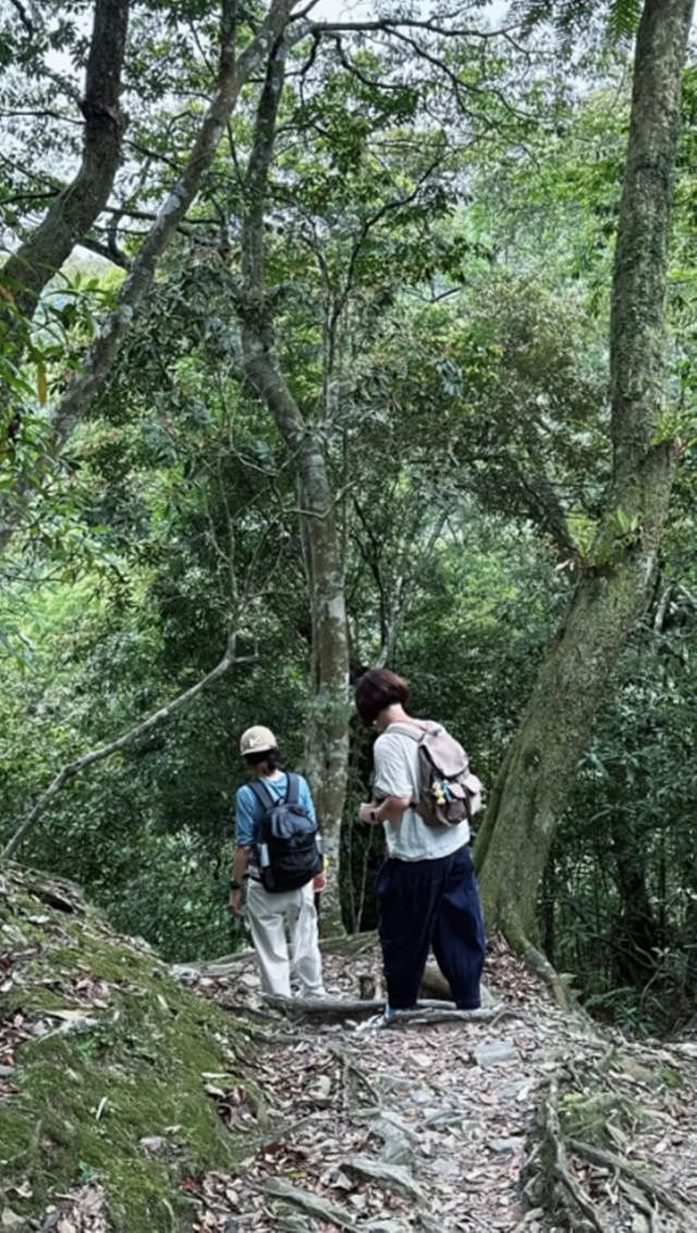 SHE合体爬山！Ella戴老花镜，田馥甄齿痕抢镜，任家萱手惹人心疼（组图） - 6
