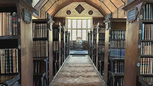 ​“非凡的时间胶囊”：走进有750年历史的英国牛津大学中世纪图书馆（组图） - 1