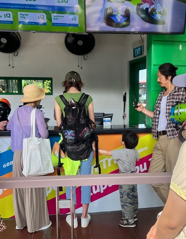 林志玲一家三口用餐,穿着拖鞋抱着孩子妈味拉满,4岁儿子好黏她(组图) - 6