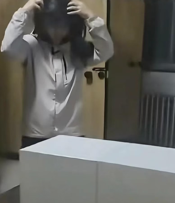 网传视频变态男扮女装进偷内衣被抓:倒卖群产业链曝光真恶心(视频/组图) - 2