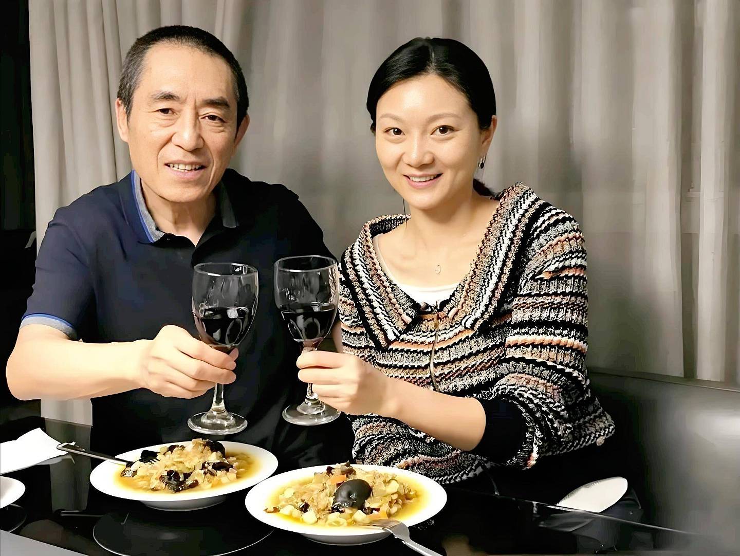 76岁张艺谋不敢老！风雨无阻每天快走5公里，要托起岳父母的晚年（组图） - 9