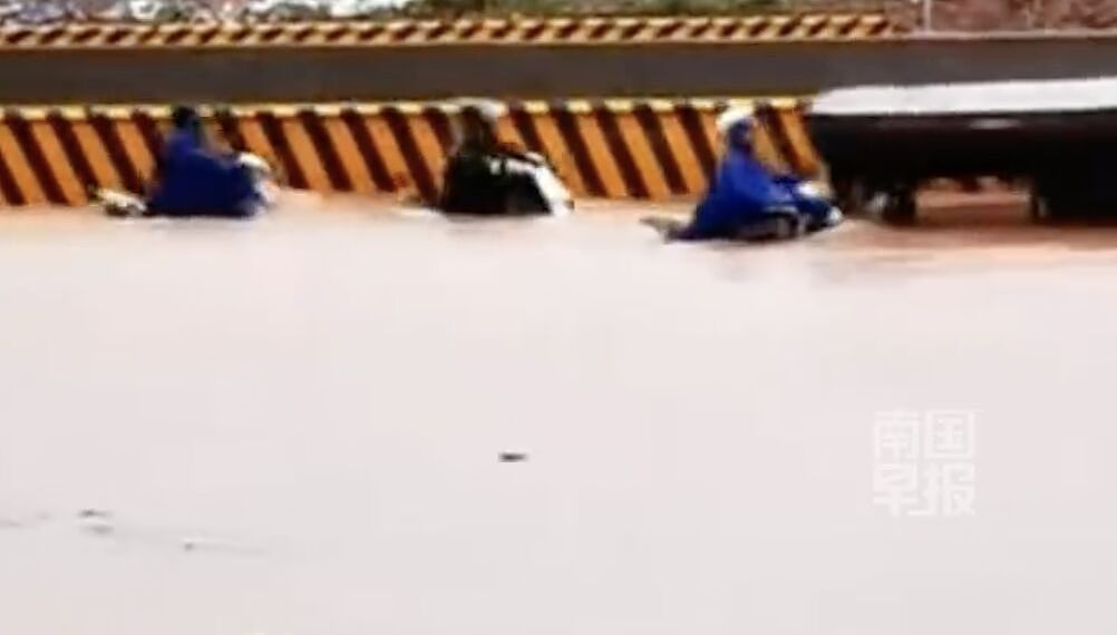 钦州暴雨连下12小时酿灾,鸟瞰只见“汽车坟场”全泡汤(视频/组图) - 3