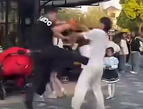 ​不让抽秒爆走！上海迪士尼壮汉“跳跃飞踹＋狠甩8耳光”劝烟男（视频/组图） - 1