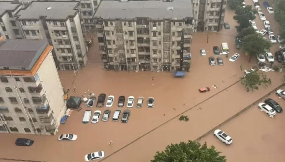 钦州暴雨连下12小时酿灾,鸟瞰只见“汽车坟场”全泡汤(视频/组图) - 4