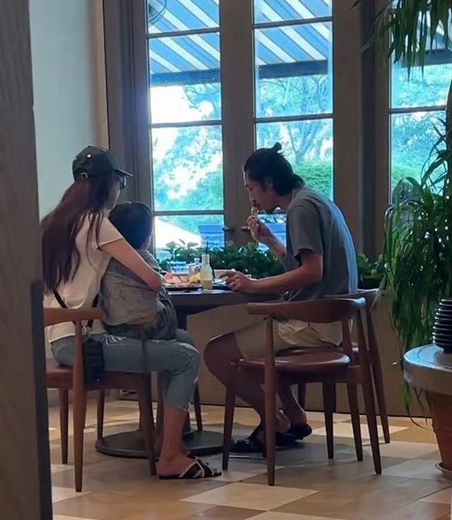 林志玲一家三口用餐,穿着拖鞋抱着孩子妈味拉满,4岁儿子好黏她(组图) - 2