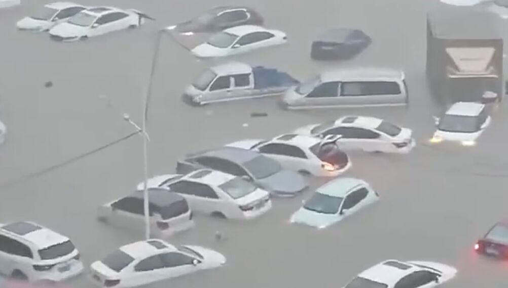 钦州暴雨连下12小时酿灾,鸟瞰只见“汽车坟场”全泡汤(视频/组图) - 1