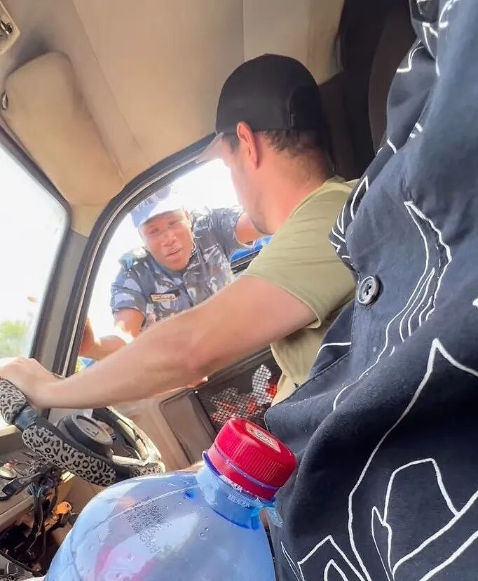 俩哥们开着三蹦子穿越非洲!没空调一路修车,还遇上轰炸差点被送走... 居然成功了(组图) - 11