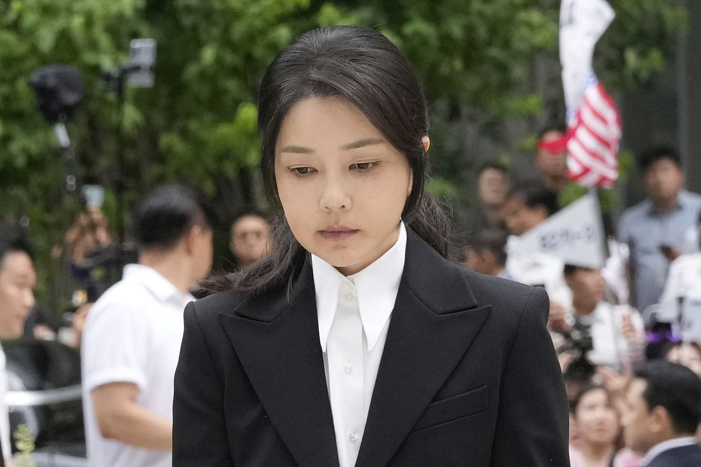 ​逆转！韩前第一夫人金建希二审改判4年！炒股又收香奈儿包（组图） - 1