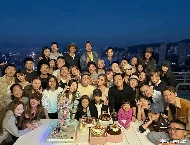 43岁蔡卓妍官宣结婚,婚戒照好幸福,老公比她小10岁是健身教练(组图) - 5