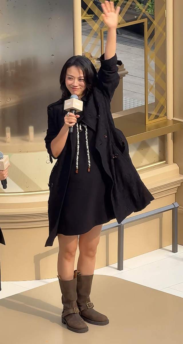 46岁汤唯意外怀上二胎,晒全家福迎接二宝,预产期将至剪短头发(组图) - 1