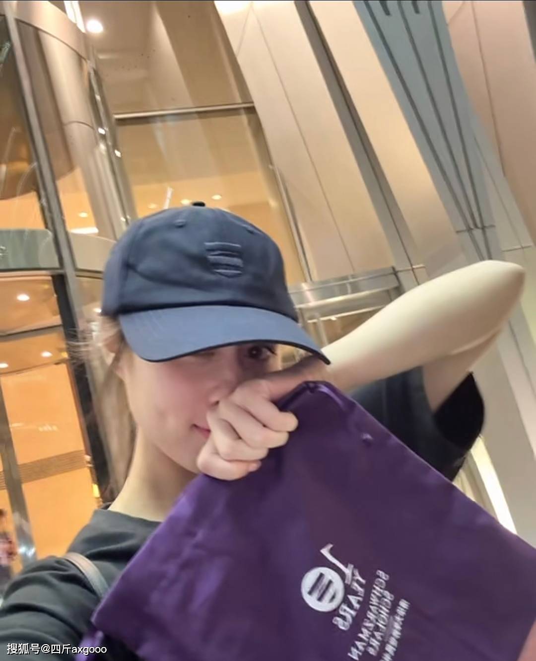 “赌王”小女儿何超欣清华毕业，高调宣布留校工作，没踏足娱乐圈（组图） - 10
