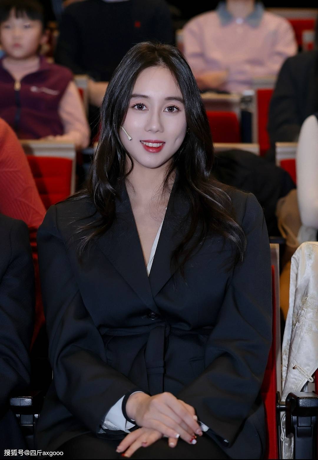 “赌王”小女儿何超欣清华毕业，高调宣布留校工作，没踏足娱乐圈（组图） - 3