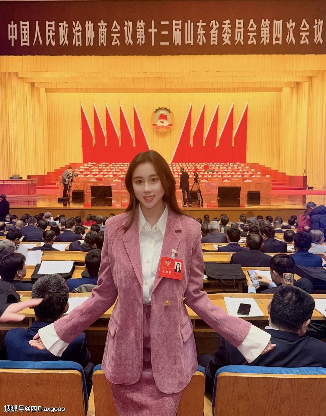 “赌王”小女儿何超欣清华毕业，高调宣布留校工作，没踏足娱乐圈（组图） - 12