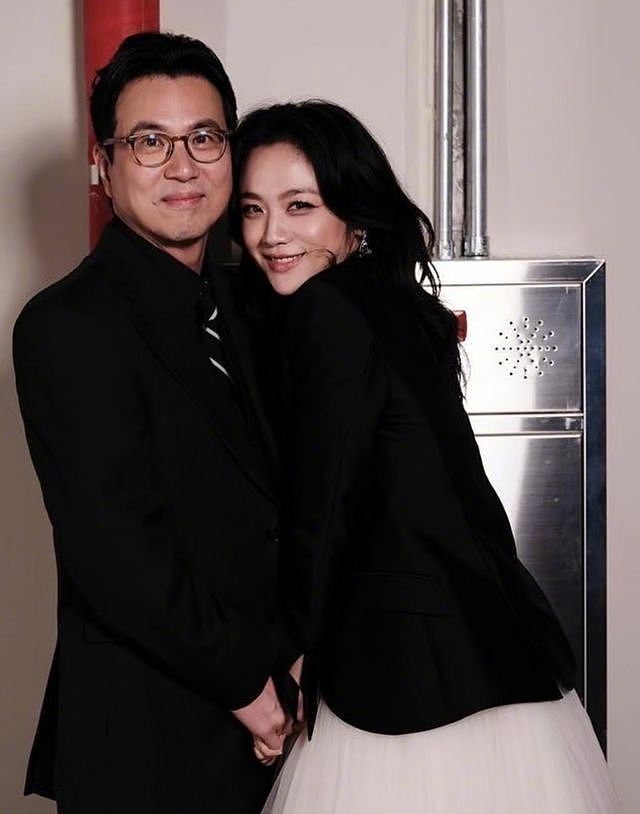 46岁汤唯意外怀上二胎,晒全家福迎接二宝,预产期将至剪短头发(组图) - 7